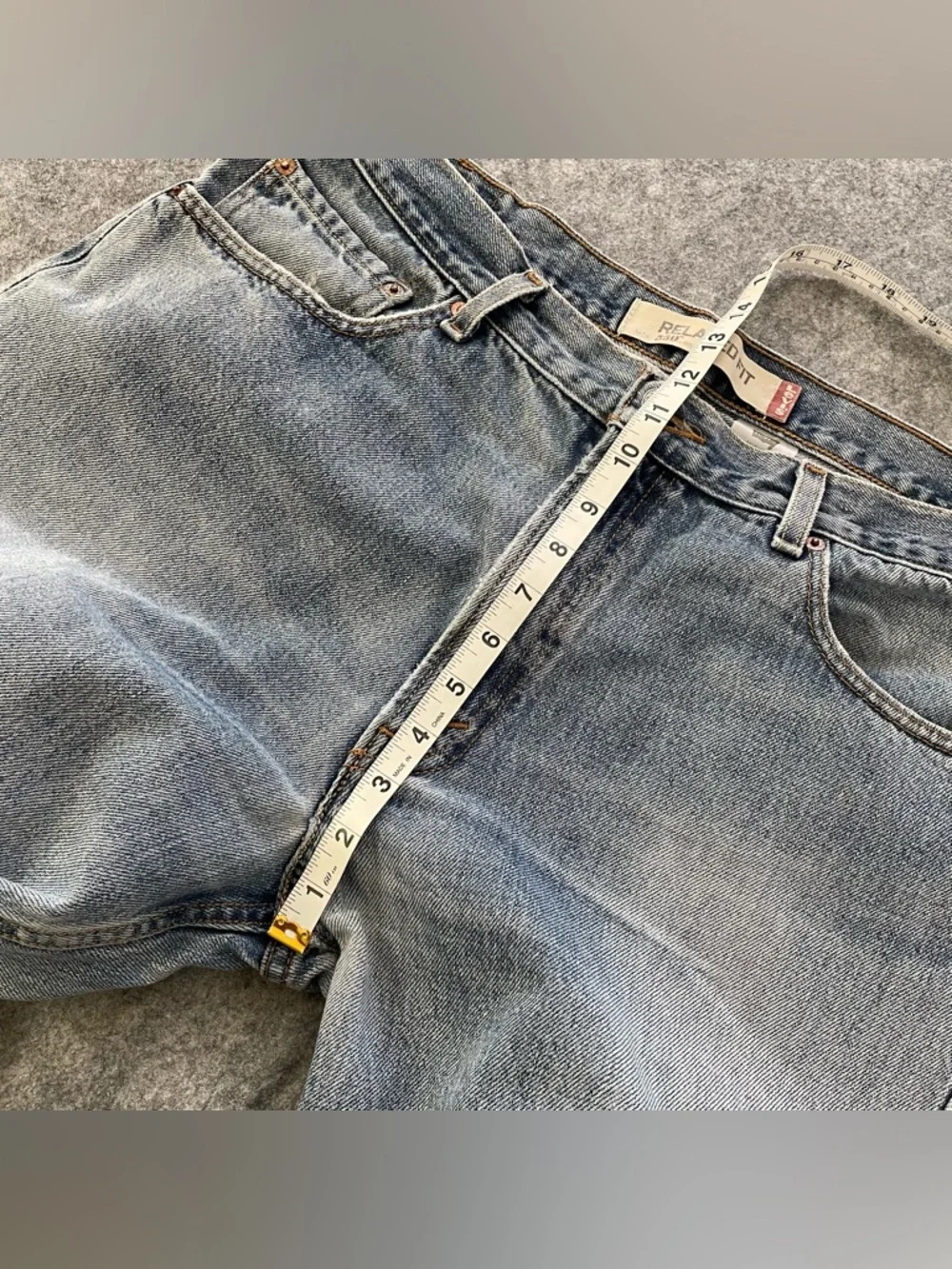 Levis 550 Relaxed Fit Jeans Mens 36x34 Blue Light Wash Distressed 100% Cotton - Picture 8 of 16